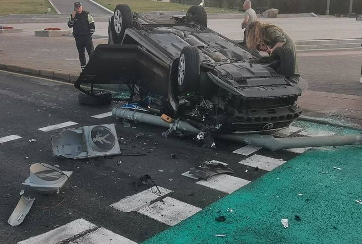 Пьяная бесправница на Volkswagen перевернулась на перекрестке в Минске автомобиль