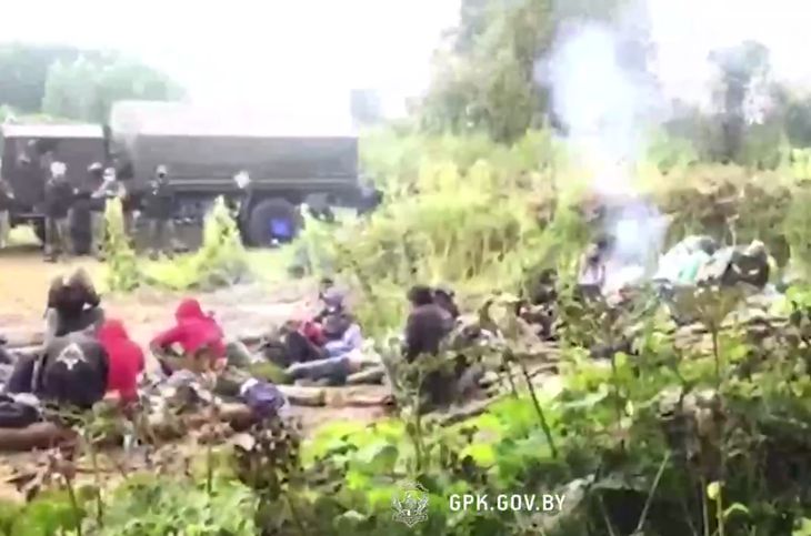 Польша на границе попыталась вытеснить мигрантов в Беларусь мигранты