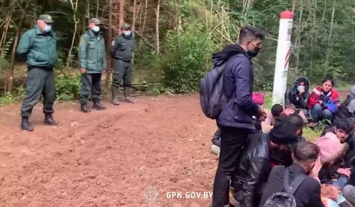Госпогранкомитет Беларуси: Вместо помощи пограничники Латвии снимают на телефон изможденных беженцев граница