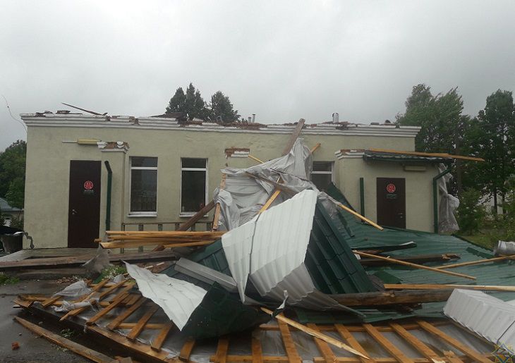 Поврежденные крыши и автомобили, рухнувшие деревья. Витебщина пережила удар стихии дом