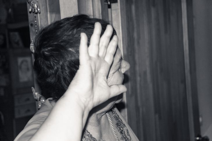 Белорусов просят рассказать о соседях-скандалистах и пьяницах соседи