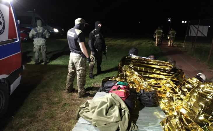 Мигранты застряли в болоте на границе Беларуси. Развернулась спасательная операция
