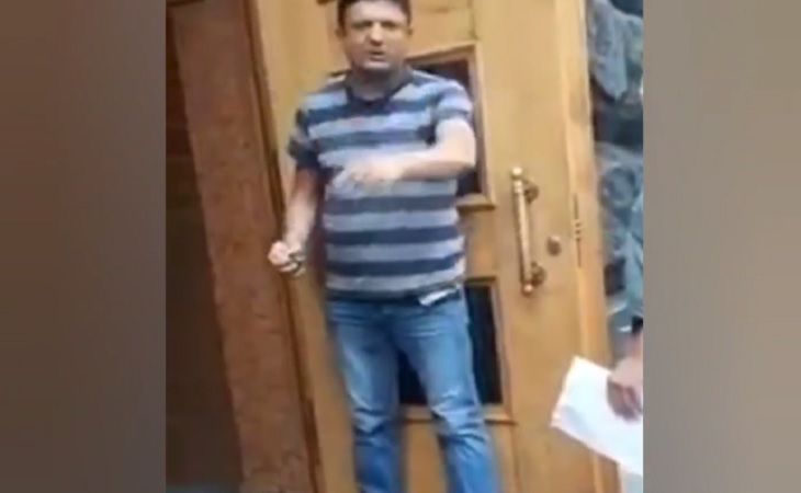 Мужчина ворвался в здание правительства Украины с гранатой и угрожает ее взорвать