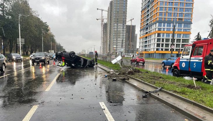 В Минске пьяный водитель протаранил ограждение и перевернулся