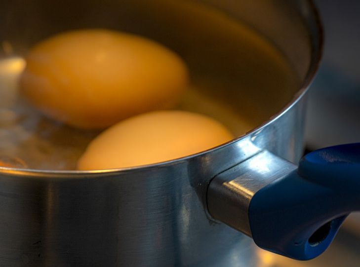 Можно ли варить морковь с яйцами в одной кастрюле: ошибка, которую допускают хозяйки яйца