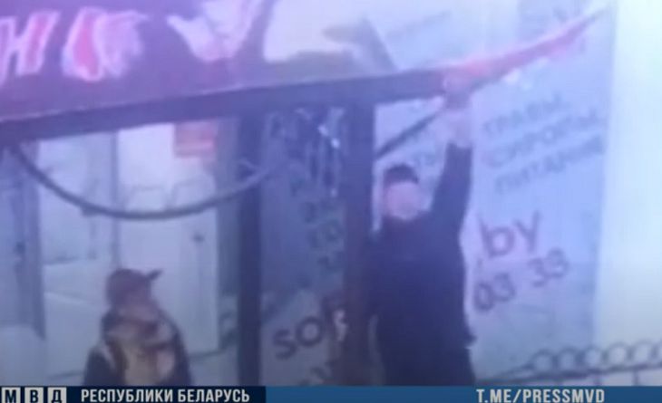 В Барановичах мужчина сорвал госфлаг с магазина и стал фигурантом уголовного дела флаг