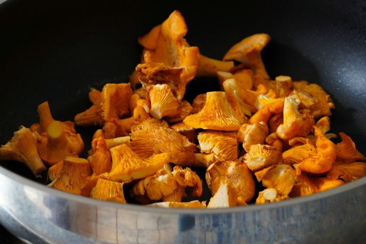 Как приготовить картошку с лисичками на сковороде, чтобы не были горькими и резиновыми грибы