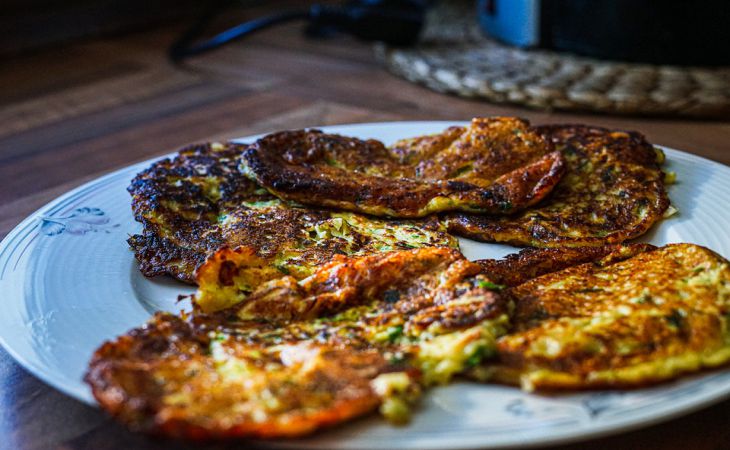 Зачем обваливать кабачки в муке перед жаркой: маленькие секреты