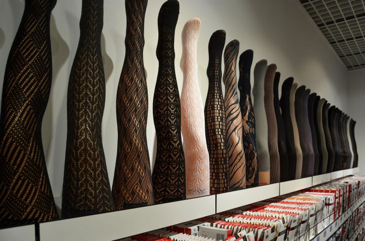 Для чего капроновые колготки кладут в морозилку: женская хитрость