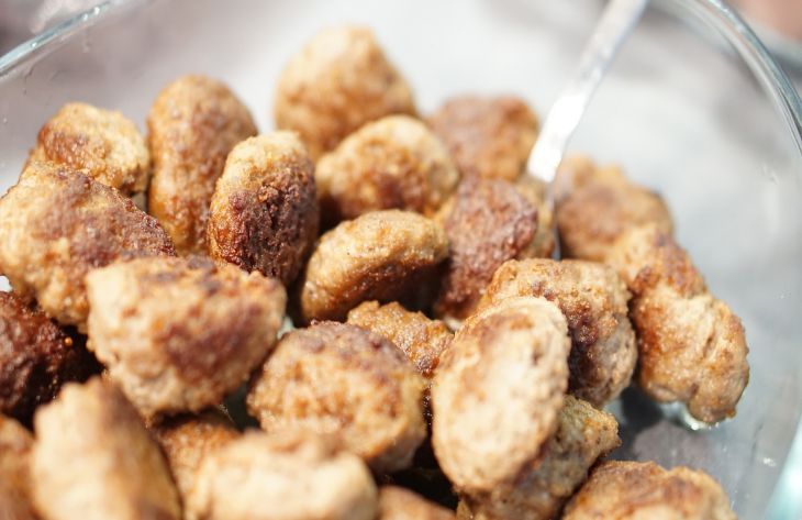 Что делать, если фарш липнет к рукам и не получается лепить котлеты Что делать, если фарш липнет к рукам и не получается лепить котлеты