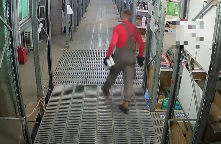 В Минске кладовщик интернет-магазина вынес товара на 25 000 рублей магазин