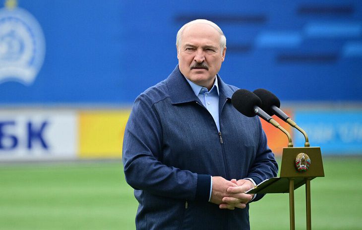 Лукашенко рассказал, как повредил колено