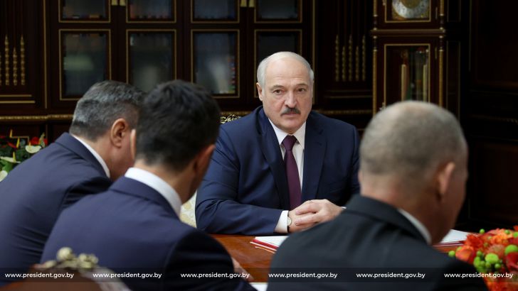 У Лукашенко сегодня обсуждают зарплаты на предприятиях, попавших под санкции