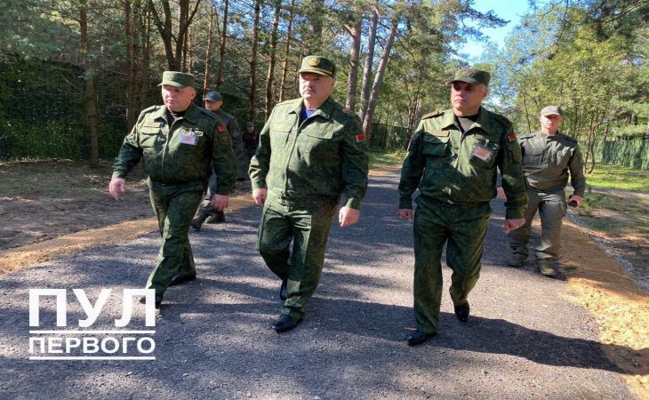 Лукашенко сегодня проводит рабочий день на военном полигоне 
