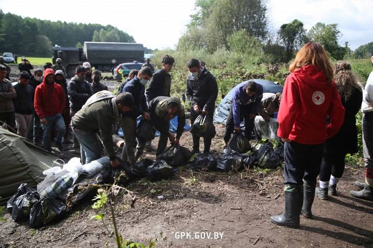УВКБ ООН и Красный Крест передали гуманитарную помощь афганским беженцам, застрявшим на границе с Польшей