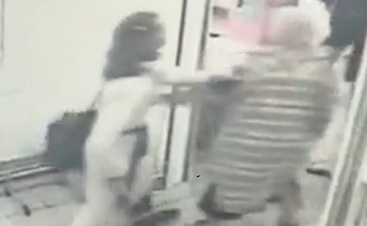 В Москве мужчина в женской одежде напал с топором на покупателей «Магнита»