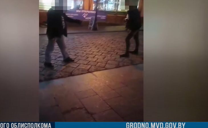 В центре Гродно пьяный мужчина размахивал ножом, угрожая прохожим 