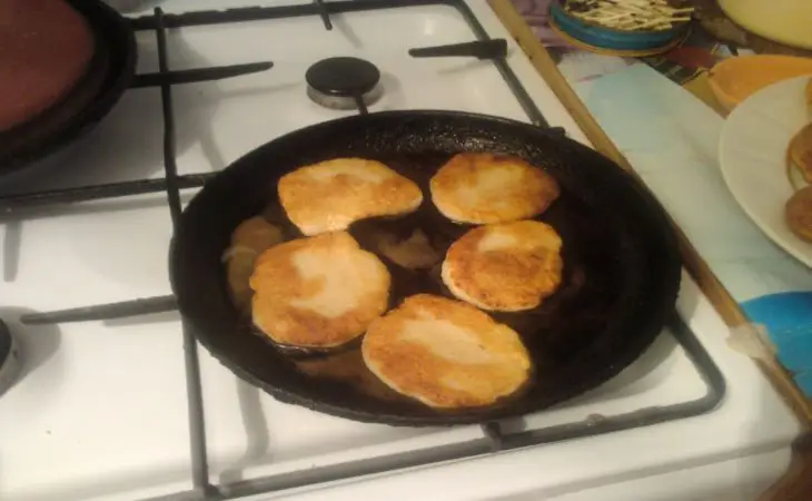 Что нужно добавить, чтобы получились пышные сырники из творога: секрет бабушки Что нужно добавить, чтобы получились пышные сырники из творога: секрет бабушки