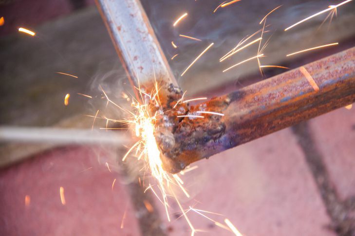 Работающим в промышленности белорусам к концу года поднимут зарплаты