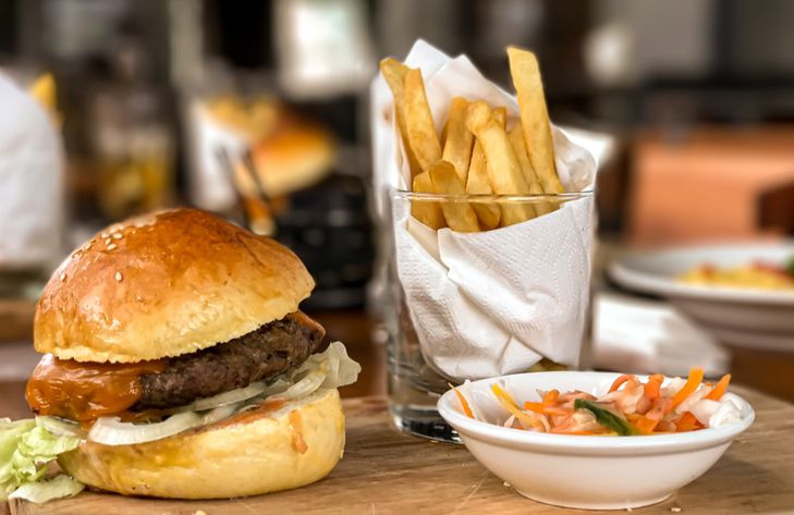 Диетологи рассказали, почему перекус чем-то жирным начинает проситься назад еда