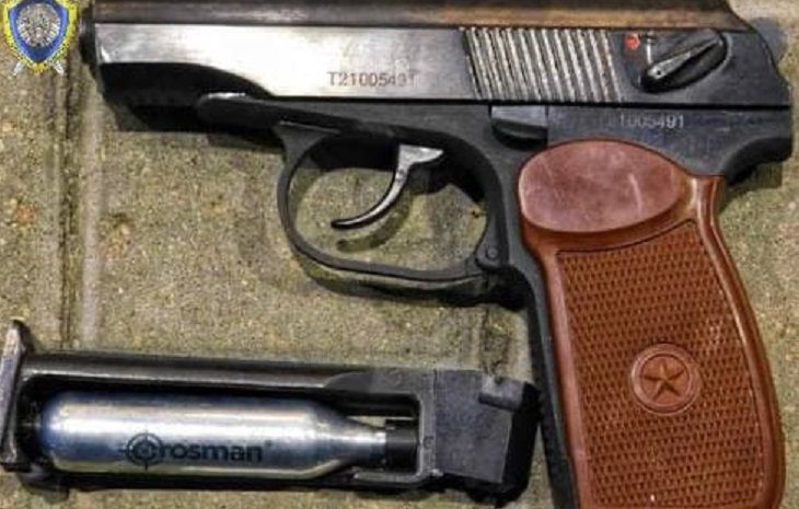 В Пинске у магазина парень угрожал пистолетом подросткам пистолет