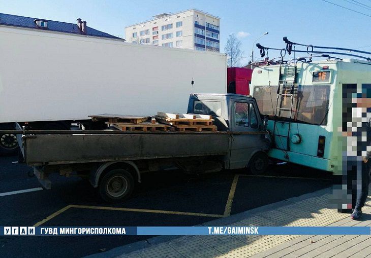 В Минске «Мерседес» протаранил троллейбус: есть пострадавшие ДТП