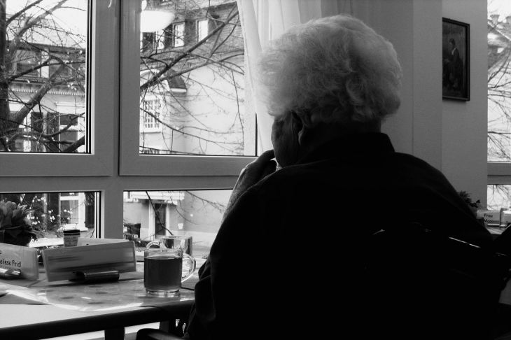 Женщина Пожилая Окно
