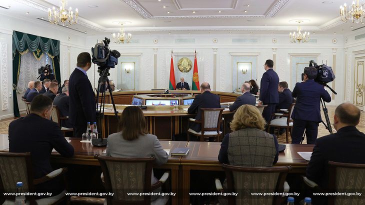 Лукашенко потребовал не отменять плановую медпомощь и предупредил кассиров об опасности люди