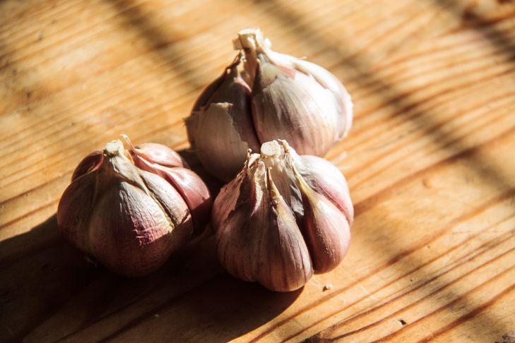 Лук или чеснок? Комаровский ответил, что лучше в профилактике ОРВИ и коронавируса чеснок
