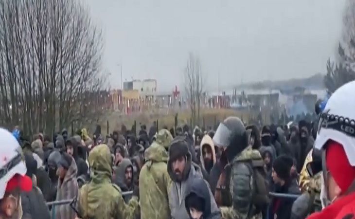 Белорусские власти доставили в лагерь мигрантов 3 тонны продуктов