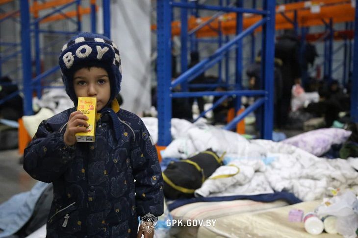 Для беженцев на границе уже доставлено более 100 тонн гумпомощи беженцы