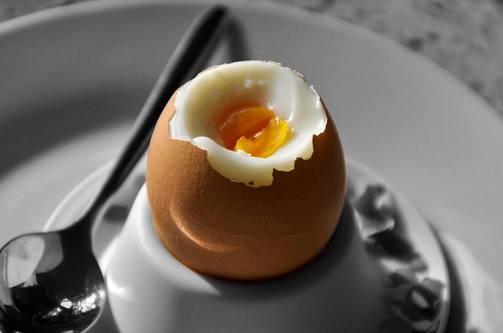 Почему желток вареного яйца зеленеет: какую ошибку допускают многие хозяйки
