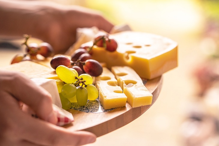 Почему опытные хозяйки замораживают сыр: известный способ, но мало кто им пользуется