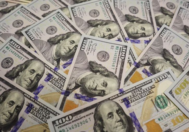 Сумма впечатляет. Белорусы массово скупают валюту деньги