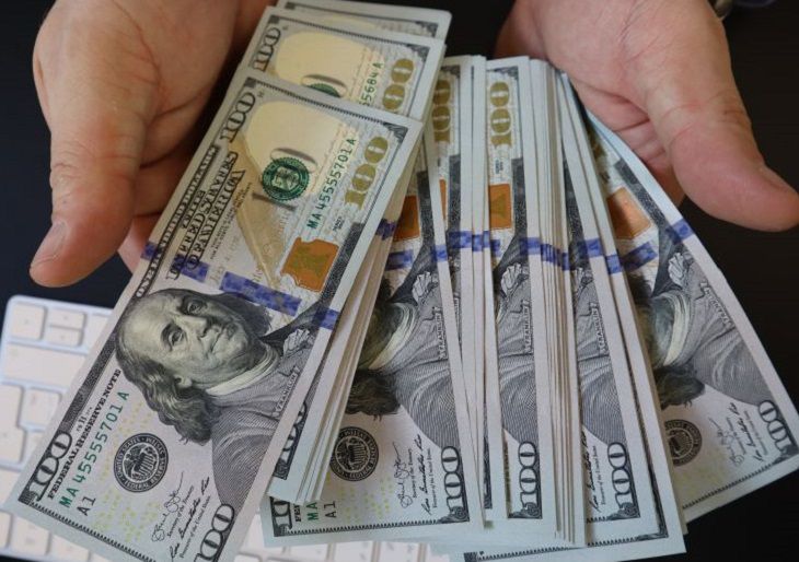 Минчанину по ошибке в маршрутке передали пачку долларов. Он потратил деньги и теперь ждет суда