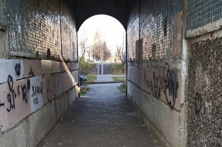 В Гродно мужчина воткнул в спину прохожей иголку от шприца двор