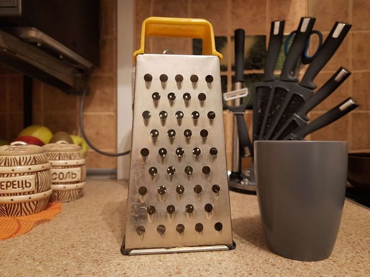 Как хозяйке наточить терку за минуту при помощи элементарной вещи: хитрость, о которой вы не знали