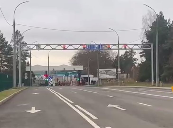 ГПК Беларуси: многочисленная группа беженцев с вещами движется вдоль трассы к границе с Польшей граница