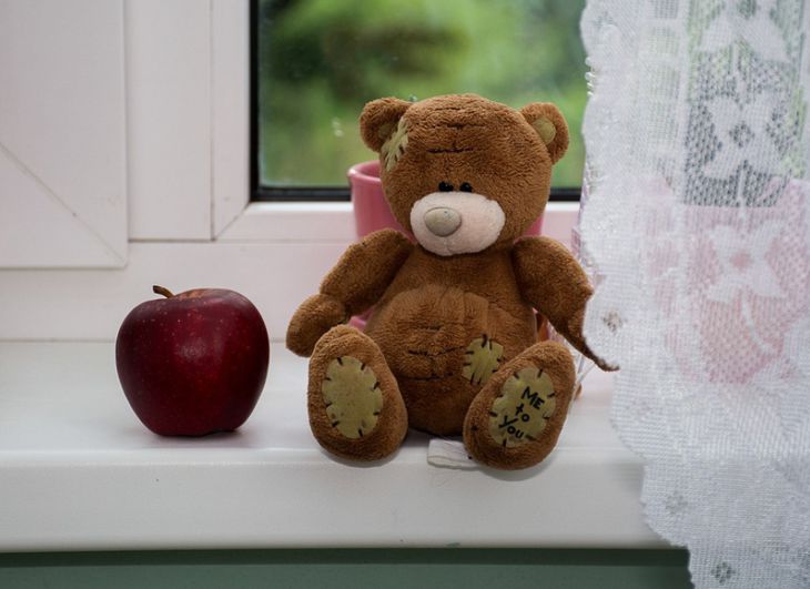 Как вернуть подоконникам первоначальную белизну, не опасаясь их испортить: хитрости хозяек подоконник