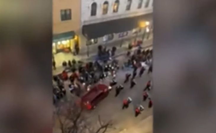 В США внедорожник въехал в толпу во время рождественского парада: есть погибшие