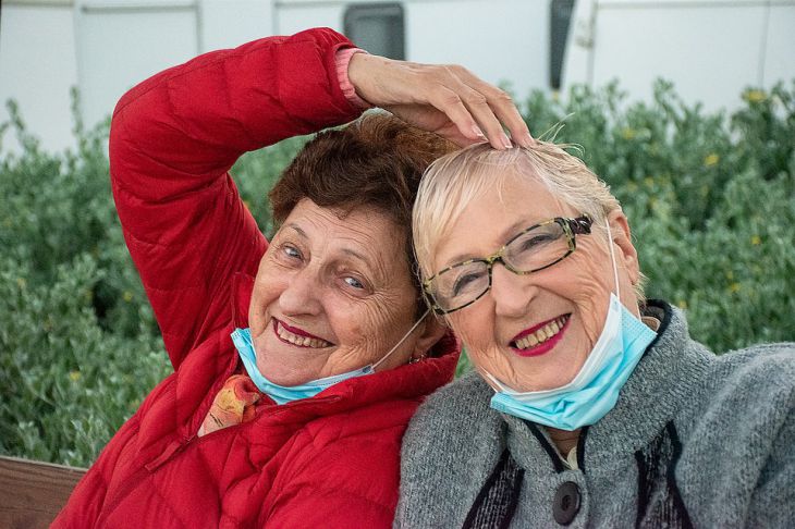 В организме каких людей вырабатывается больше антител к COVID-19 Женщины Пожилые