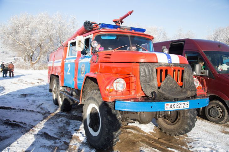 Бензовоз опрокинулся после столкновения с легковушкой в Калинковичском районе МЧС Машина