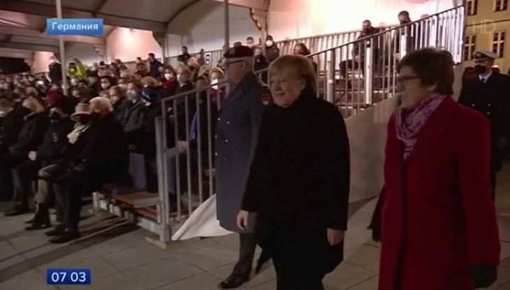 Ушла под панк-рок. Ангелу Меркель проводили с поста канцлера Германии Меркель