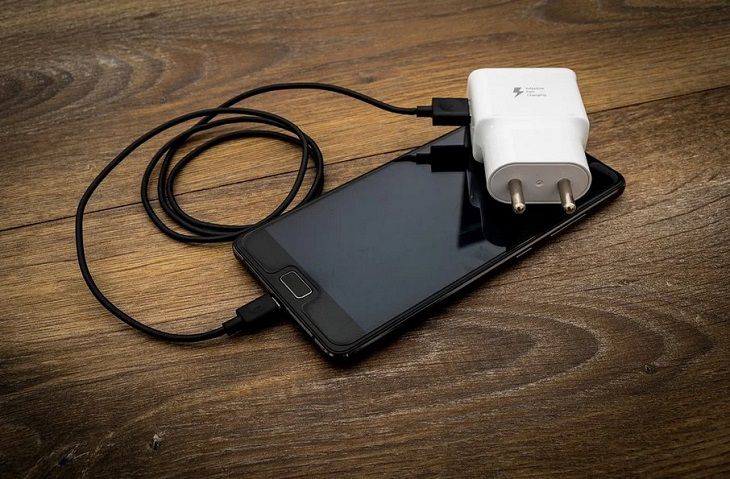 Не делайте так: почему нельзя оставлять зарядное устройство в розетке смартфон