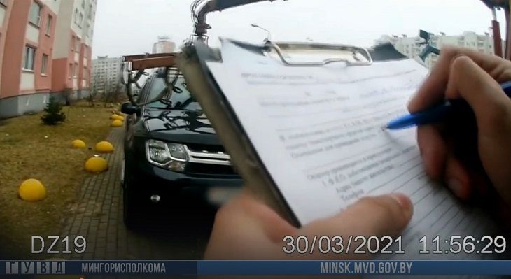 Удар кулаком в лицо. В Минске водитель атаковал сотрудника ГАИ автомобиль
