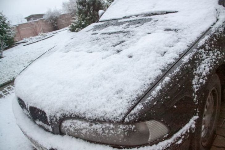 О чем забывают многие водители во время снегопада: важное правило для владельцев авто автомобиль