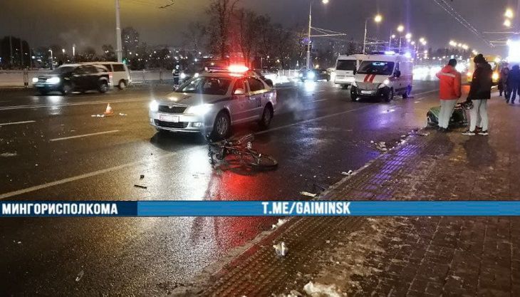 В Минске водитель проехал на красный и сбил 3-летнюю девочку и велосипедиста
