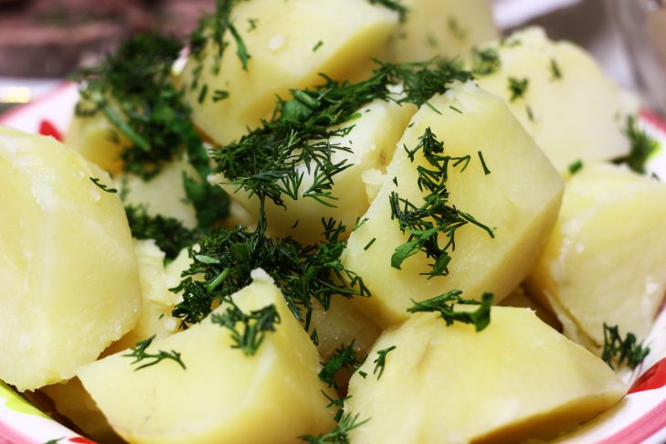 Зачем при варке картошки добавлять лук: бабушкин секрет