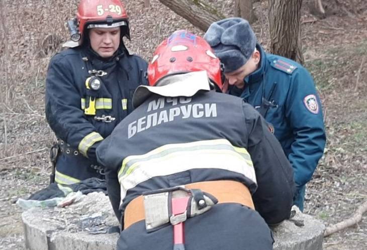 В Минске сотрудники МЧС спасли мужчину, упавшего в коммуникационный колодец спасение