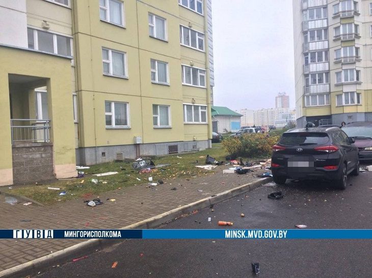 В Минске мужчина выбросил из окна своей квартиры телевизор. И не только автомобиль